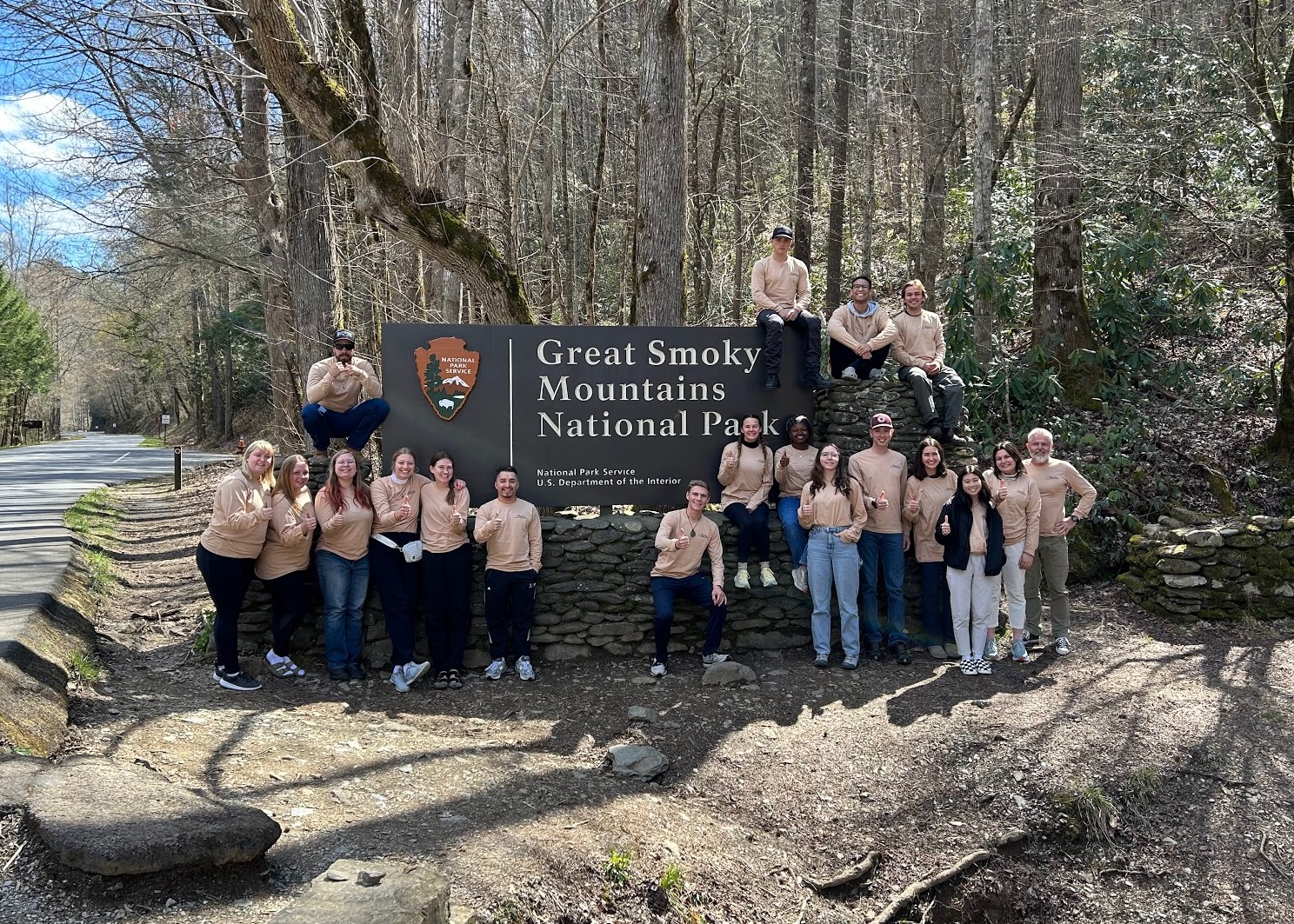 Students pose next to the entry sign of Smokey Mountain National Park.